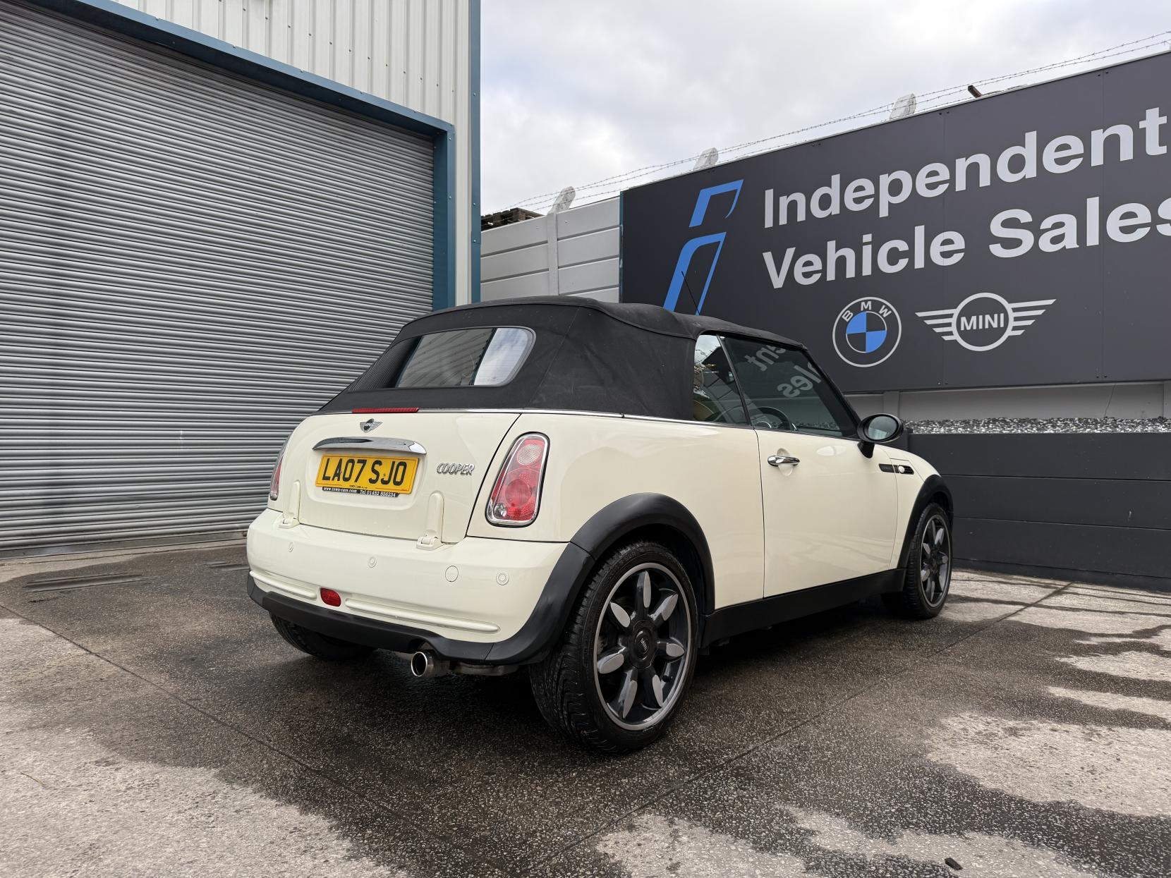 MINI Convertible 1.6 Cooper Sidewalk Convertible 2dr Petrol CVT Euro 4 (115 ps)