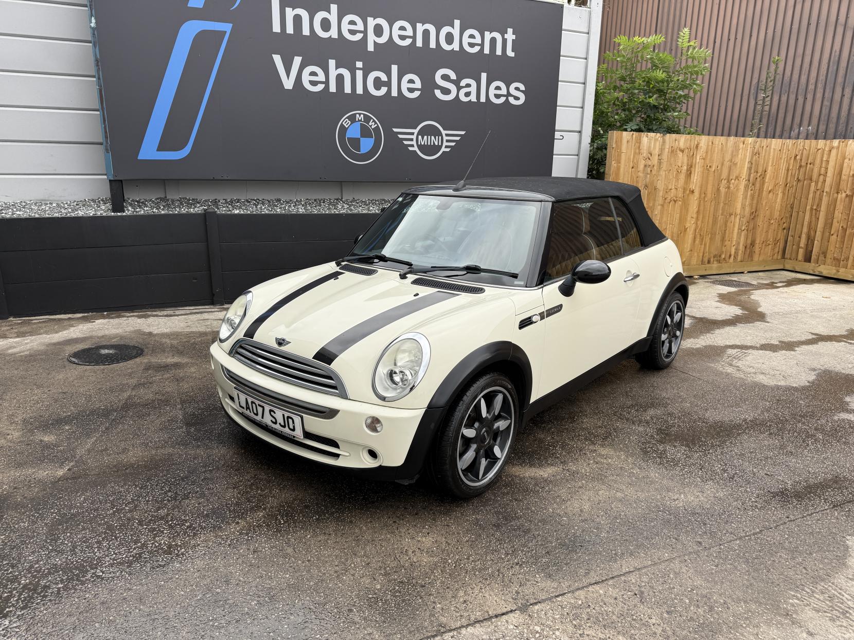 MINI Convertible 1.6 Cooper Sidewalk Convertible 2dr Petrol CVT Euro 4 (115 ps)
