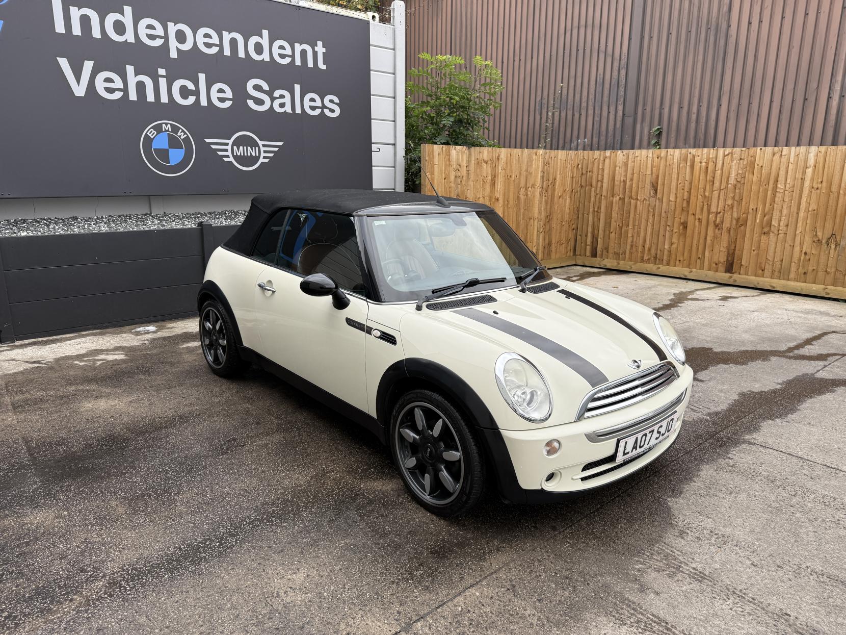 MINI Convertible 1.6 Cooper Sidewalk Convertible 2dr Petrol CVT Euro 4 (115 ps)
