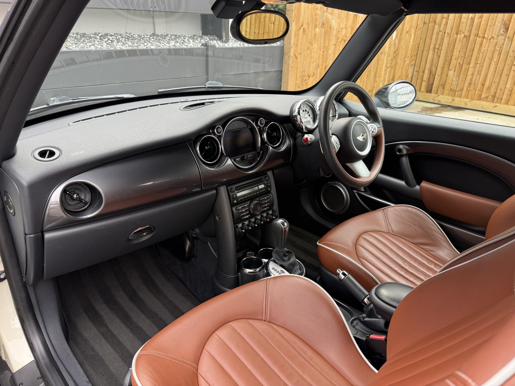 MINI Convertible 1.6 Cooper Sidewalk Convertible 2dr Petrol CVT Euro 4 (115 ps)