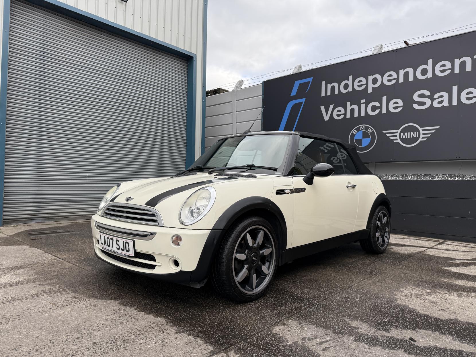 MINI Convertible 1.6 Cooper Sidewalk Convertible 2dr Petrol CVT Euro 4 (115 ps)