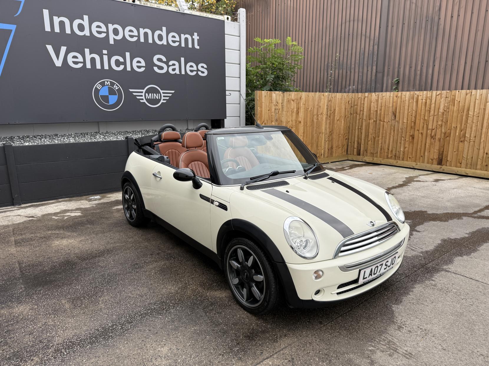 MINI Convertible 1.6 Cooper Sidewalk Convertible 2dr Petrol CVT Euro 4 (115 ps)