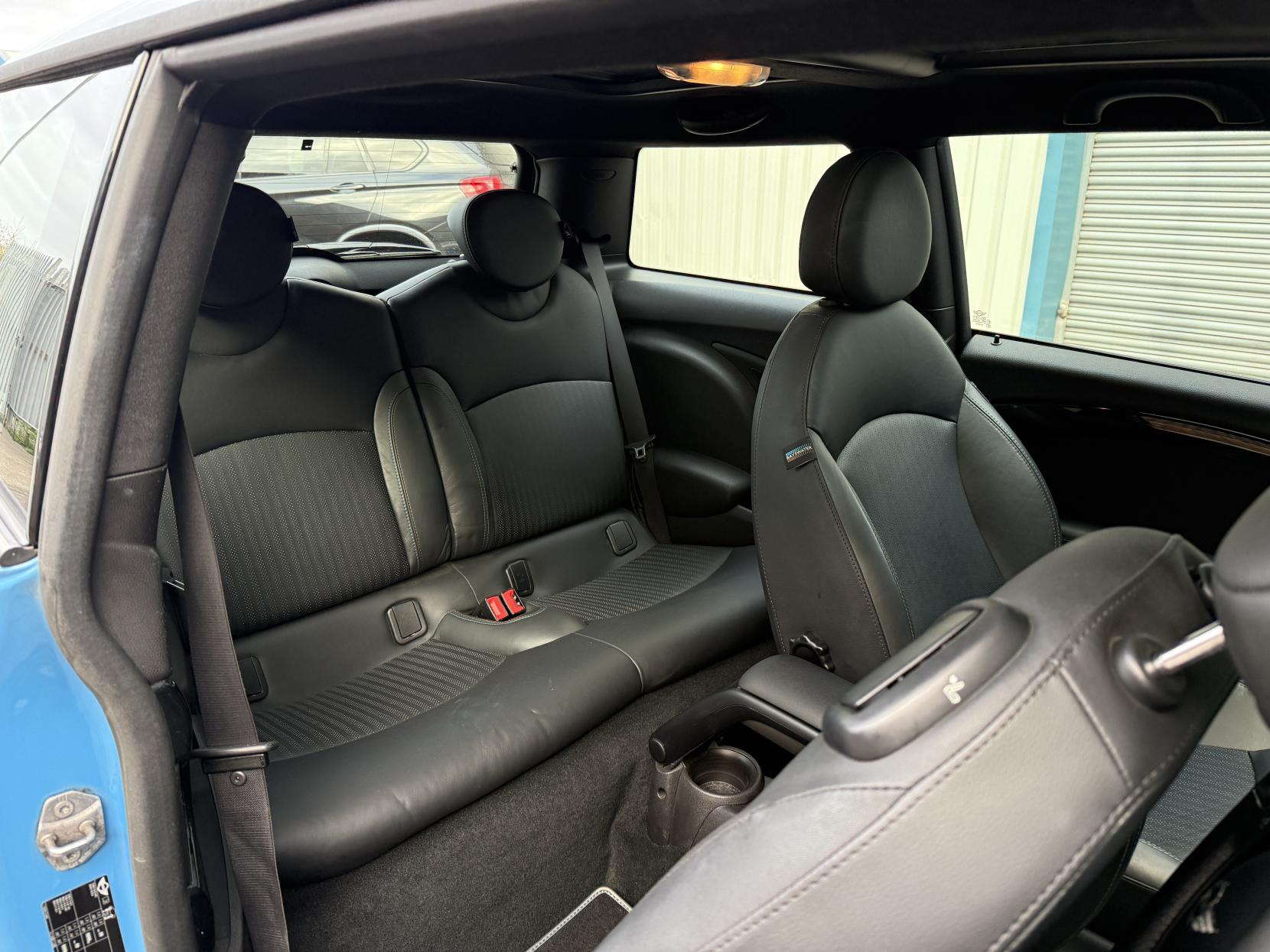 MINI Hatch 2.0 Cooper D Bayswater Hatchback 3dr Diesel Auto Euro 5 (112 ps)