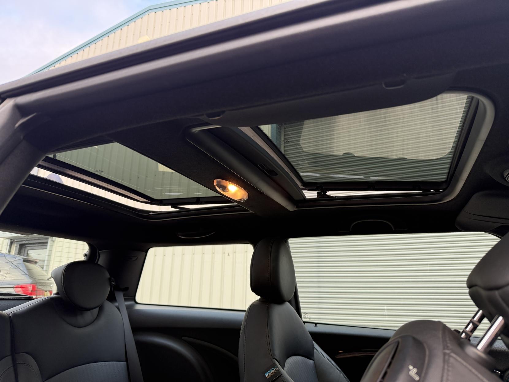 MINI Hatch 2.0 Cooper D Bayswater Hatchback 3dr Diesel Auto Euro 5 (112 ps)