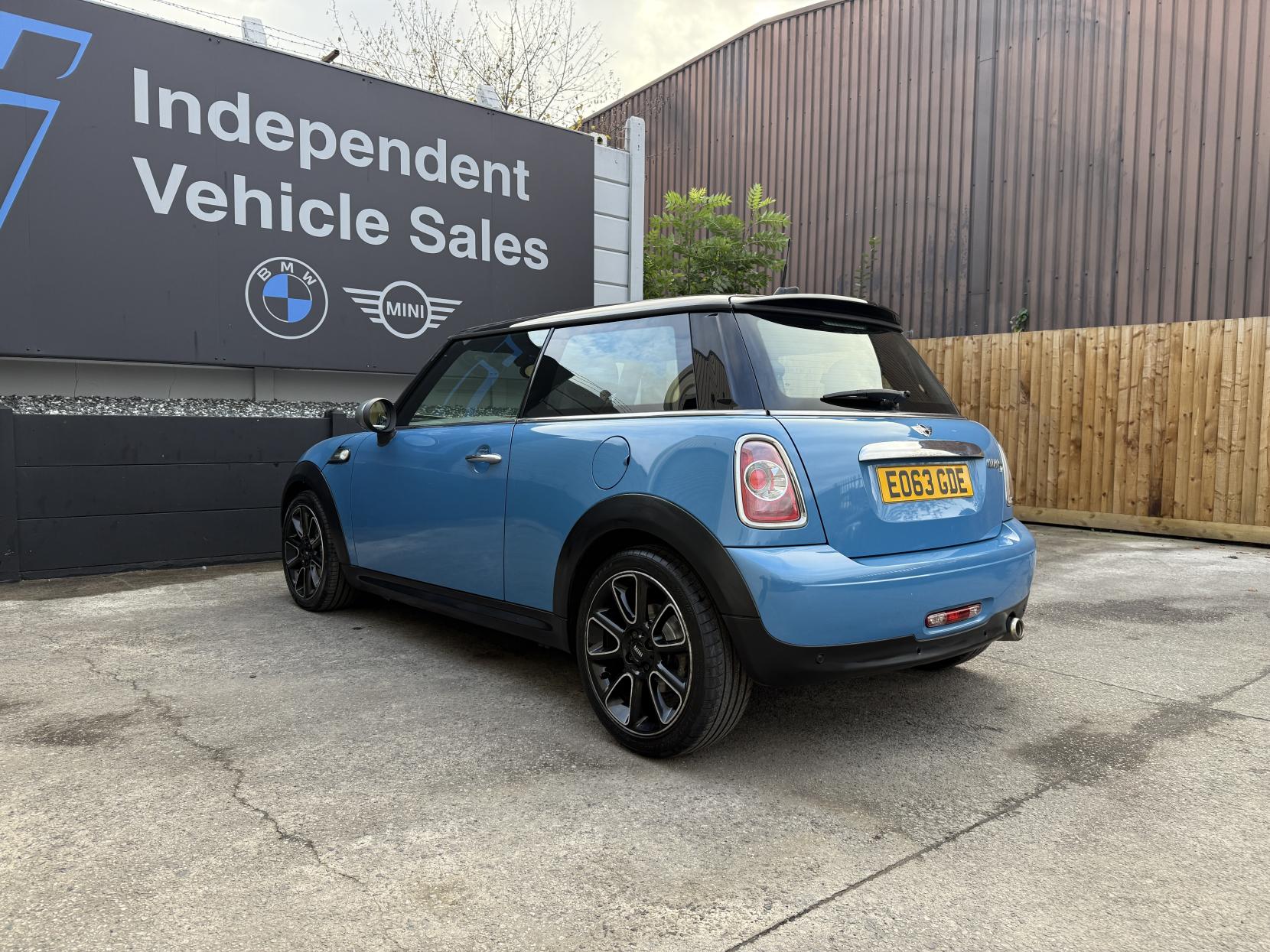 MINI Hatch 2.0 Cooper D Bayswater Hatchback 3dr Diesel Auto Euro 5 (112 ps)