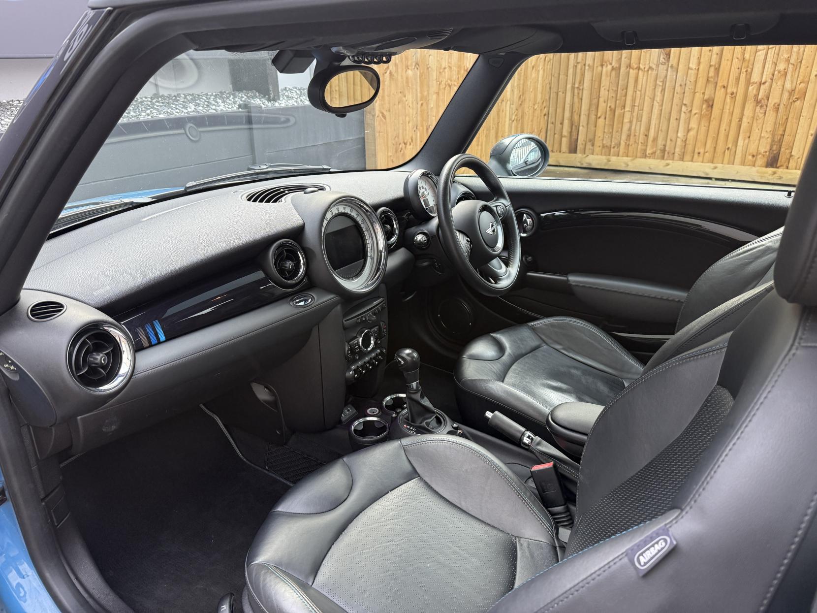 MINI Hatch 2.0 Cooper D Bayswater Hatchback 3dr Diesel Auto Euro 5 (112 ps)