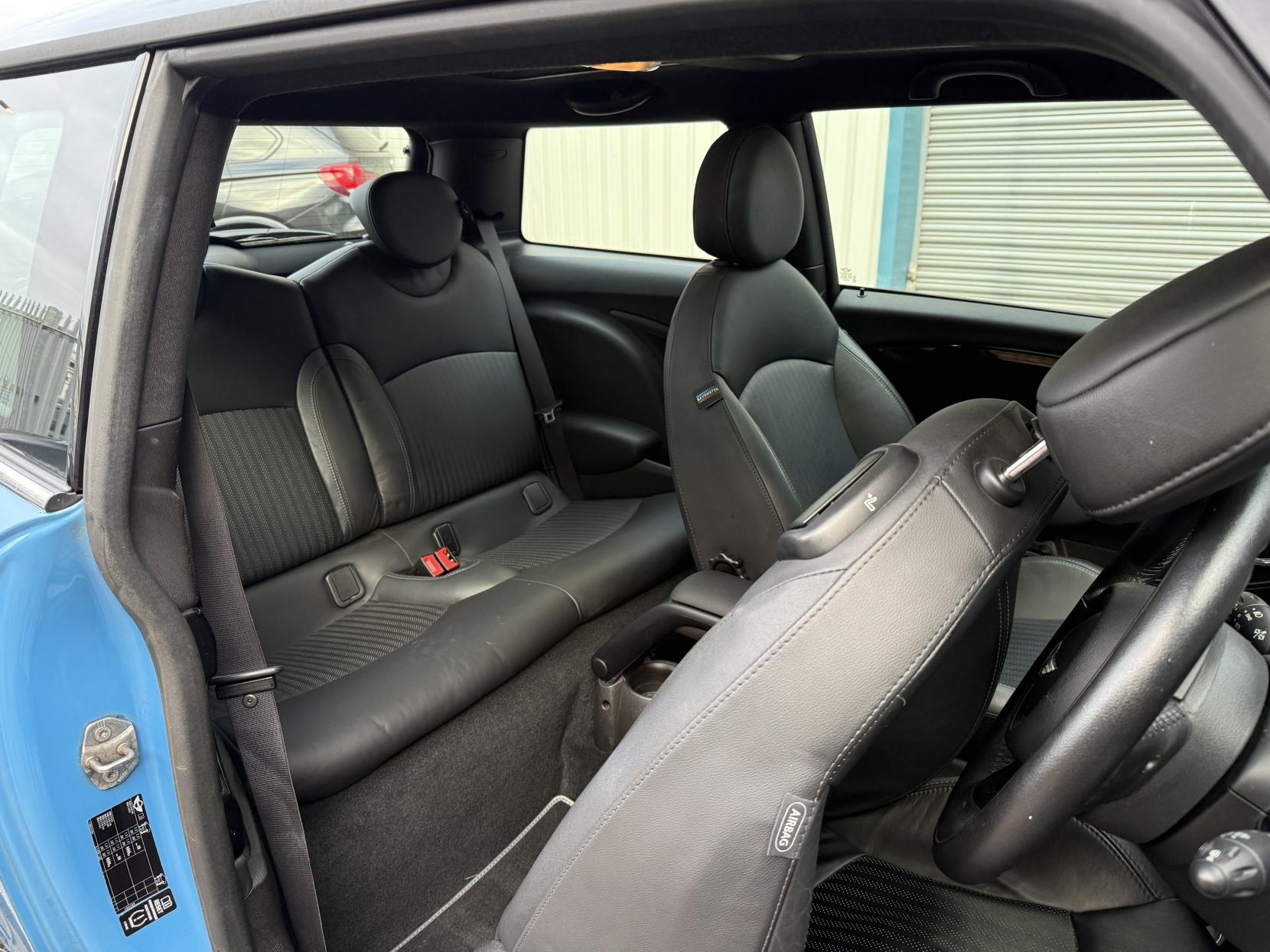 MINI Hatch 2.0 Cooper D Bayswater Hatchback 3dr Diesel Auto Euro 5 (112 ps)