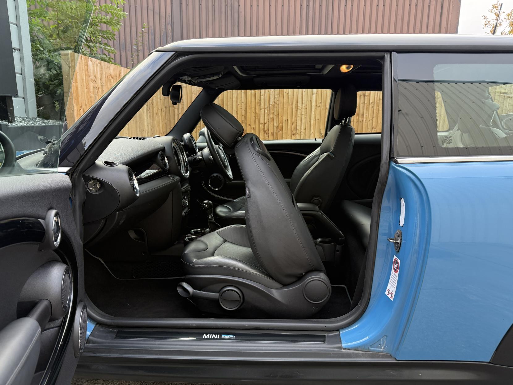 MINI Hatch 2.0 Cooper D Bayswater Hatchback 3dr Diesel Auto Euro 5 (112 ps)