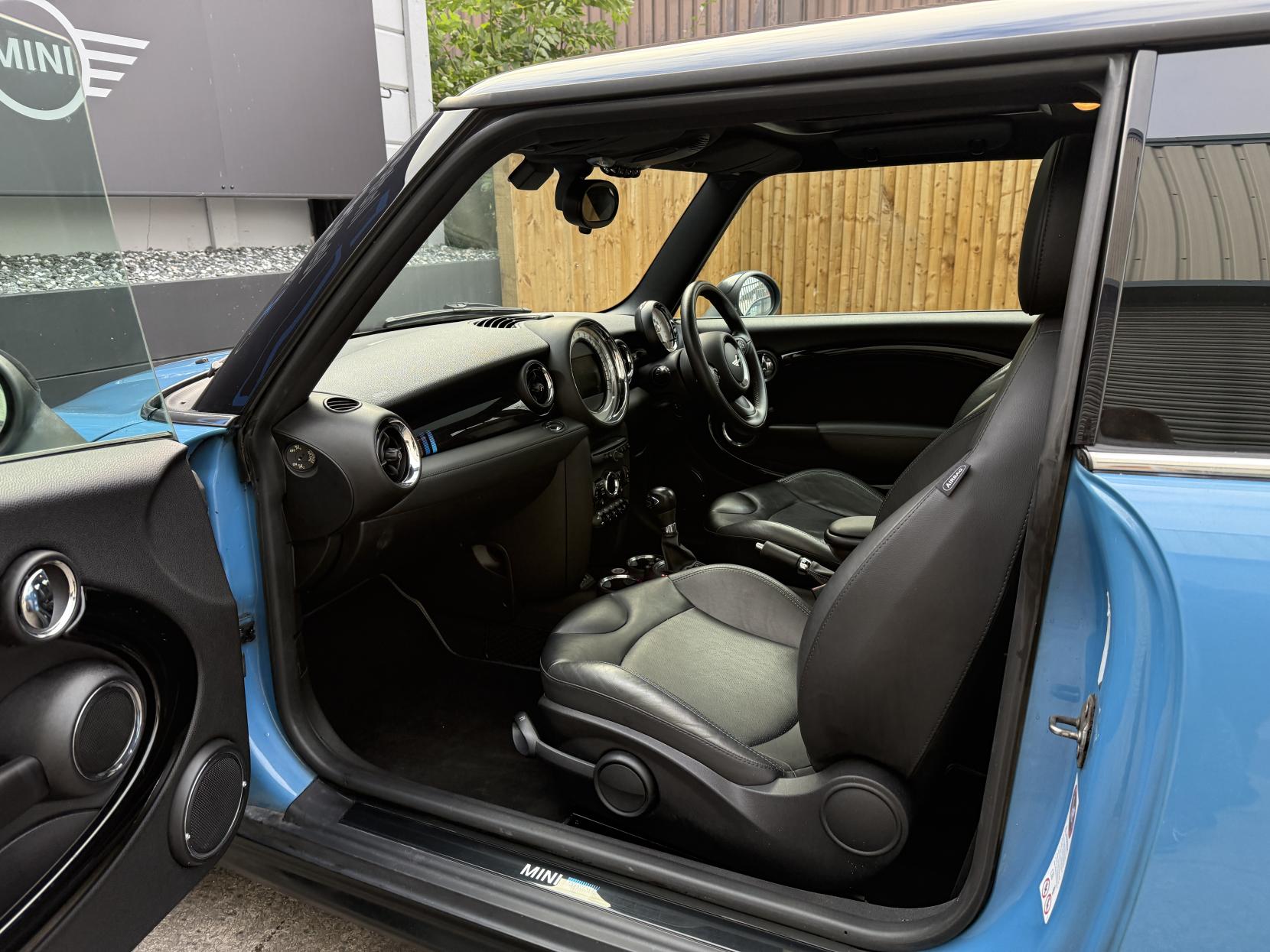 MINI Hatch 2.0 Cooper D Bayswater Hatchback 3dr Diesel Auto Euro 5 (112 ps)