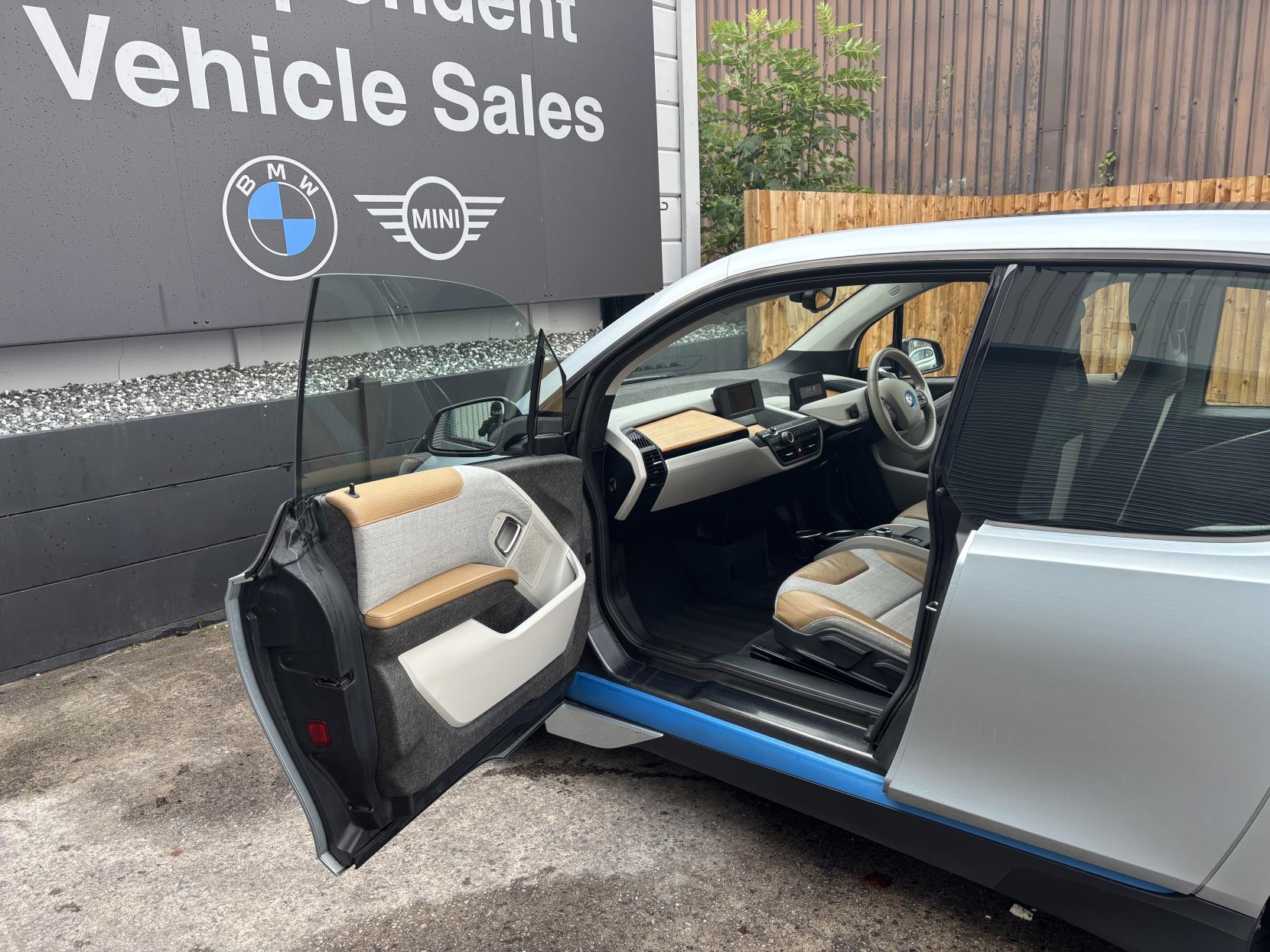 BMW i3 33kWh Hatchback 5dr Petrol Plug-in Hybrid Auto Euro 6 (s/s) (Range Extender) (170 ps)