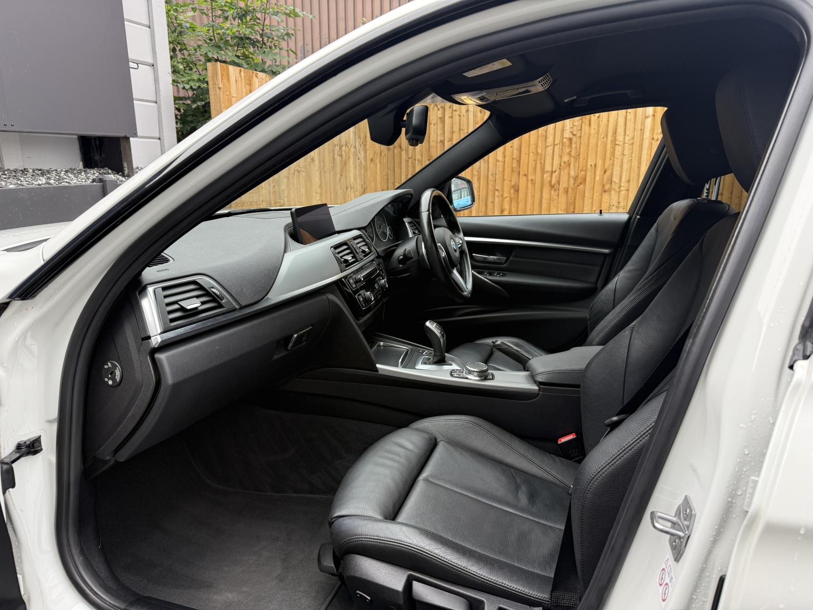 BMW 3 Series 2.0 320d M Sport Shadow Edition Saloon 4dr Diesel Auto Euro 6 (s/s) (190 ps)