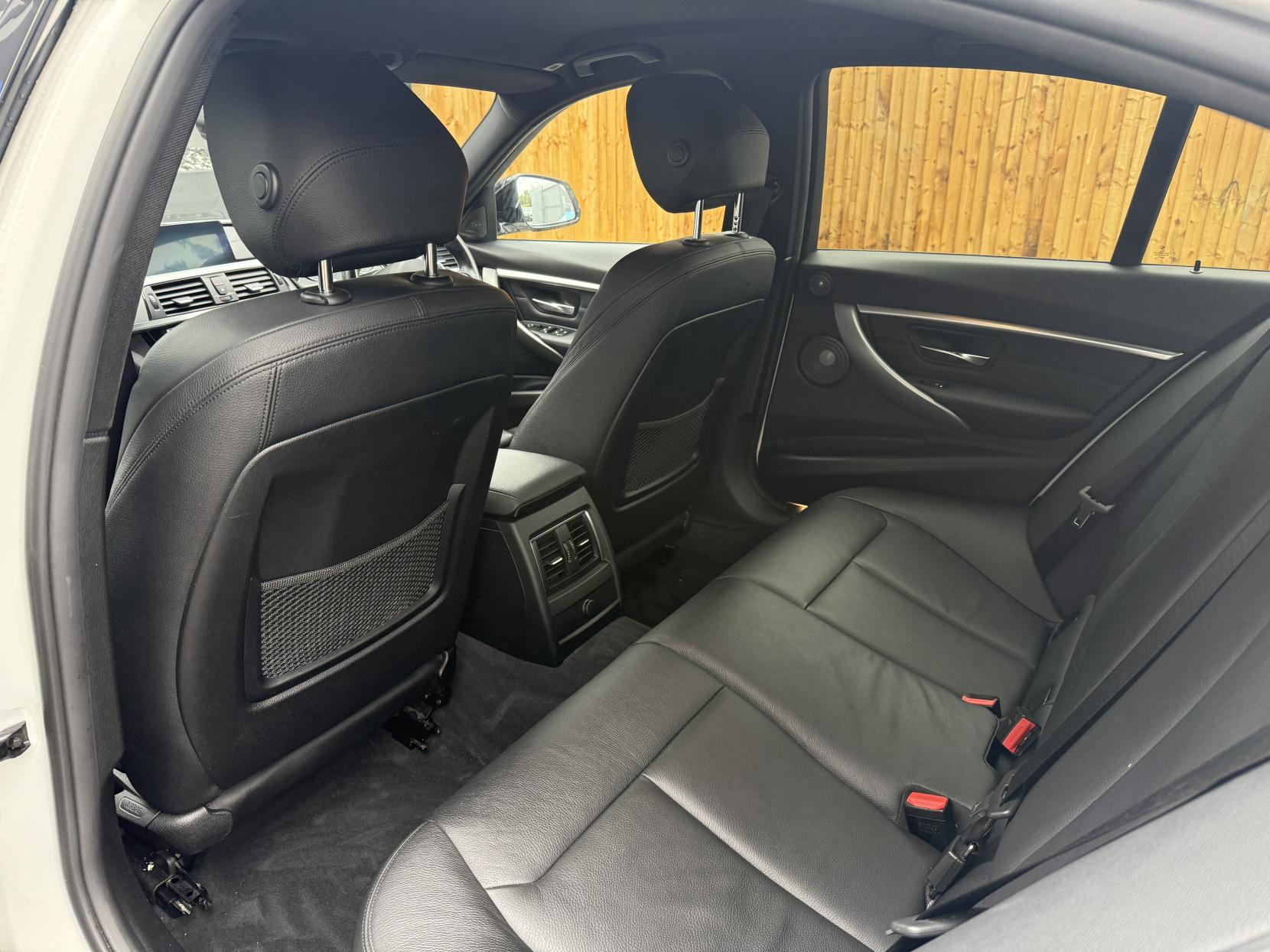BMW 3 Series 2.0 320d M Sport Shadow Edition Saloon 4dr Diesel Auto Euro 6 (s/s) (190 ps)