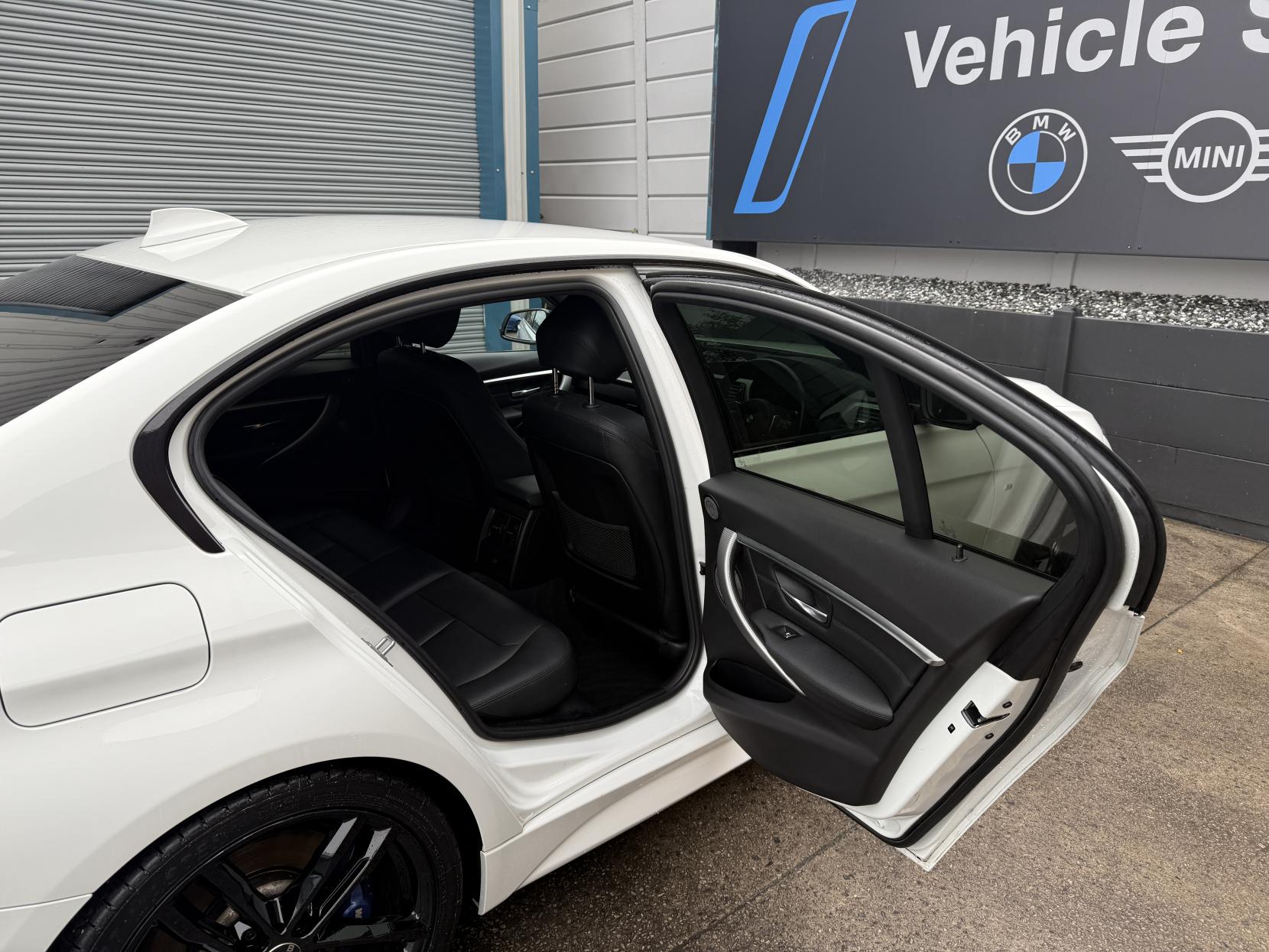 BMW 3 Series 2.0 320d M Sport Shadow Edition Saloon 4dr Diesel Auto Euro 6 (s/s) (190 ps)