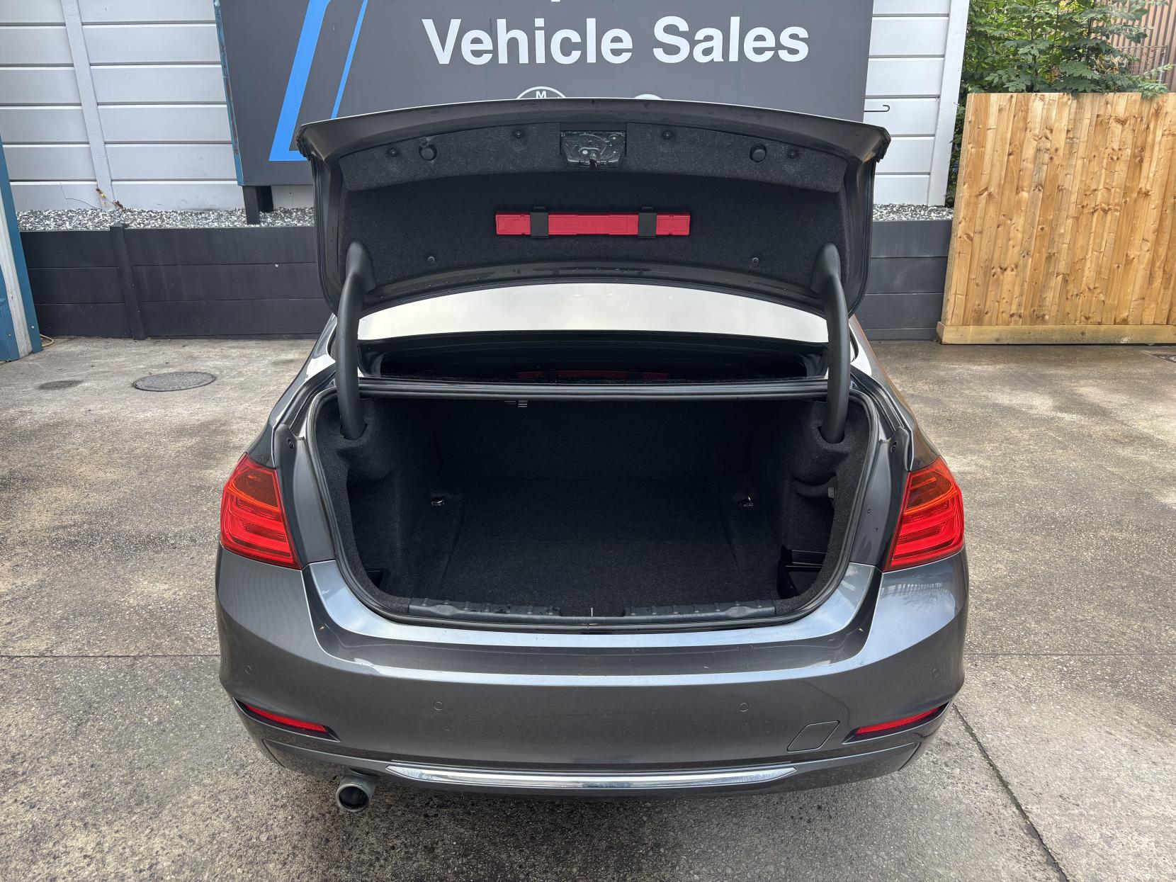 BMW 3 Series 2.0 320d Luxury Saloon 4dr Diesel Manual Euro 5 (s/s) (184 ps)