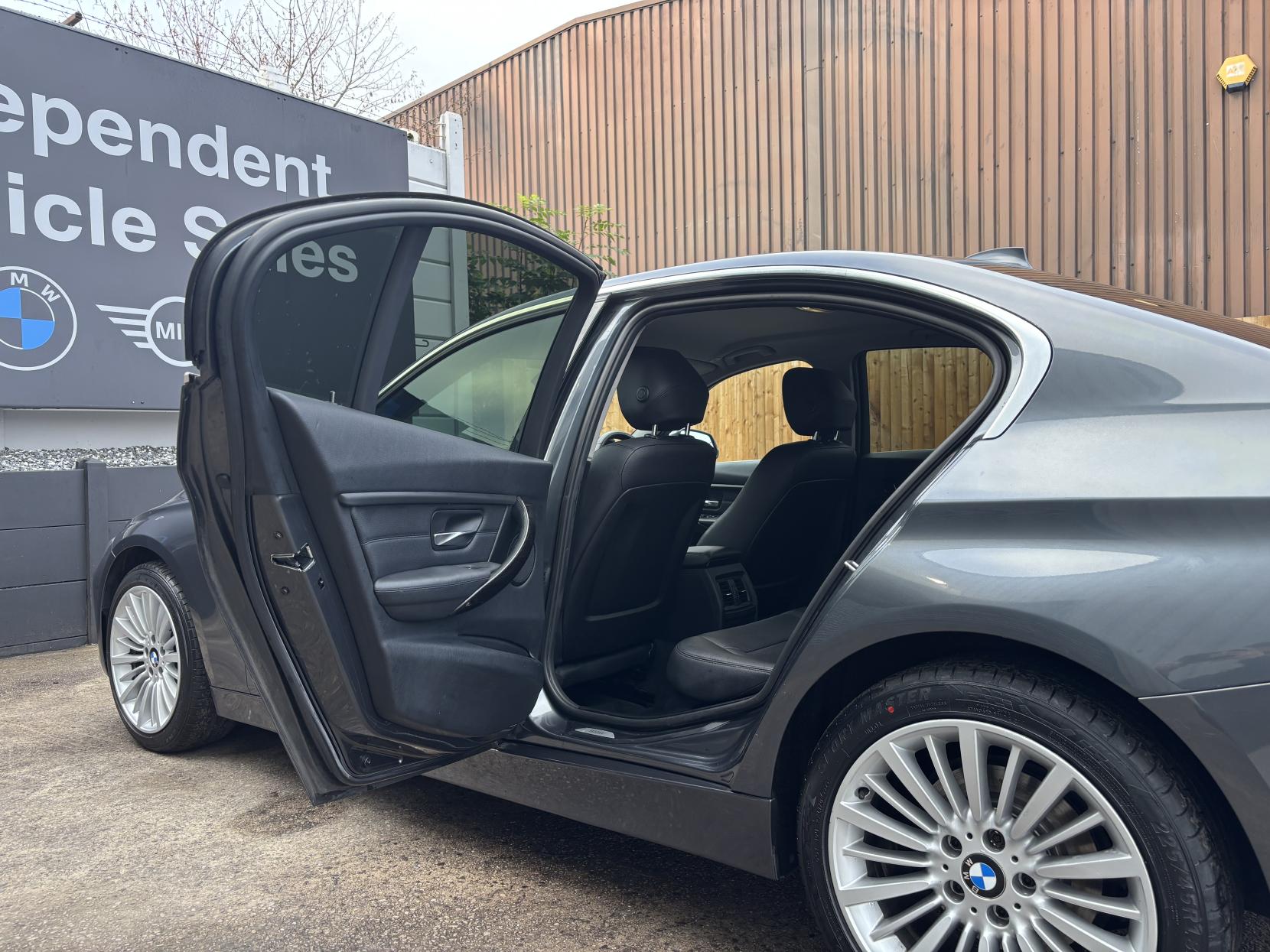 BMW 3 Series 2.0 320d Luxury Saloon 4dr Diesel Manual Euro 5 (s/s) (184 ps)