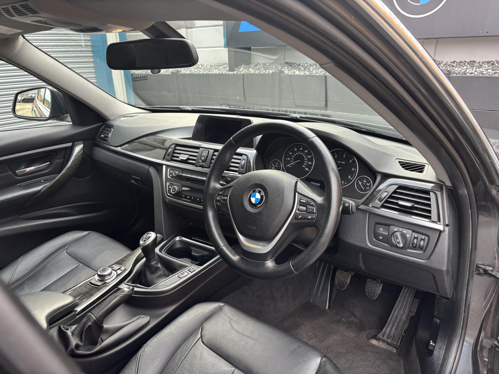 BMW 3 Series 2.0 320d Luxury Saloon 4dr Diesel Manual Euro 5 (s/s) (184 ps)