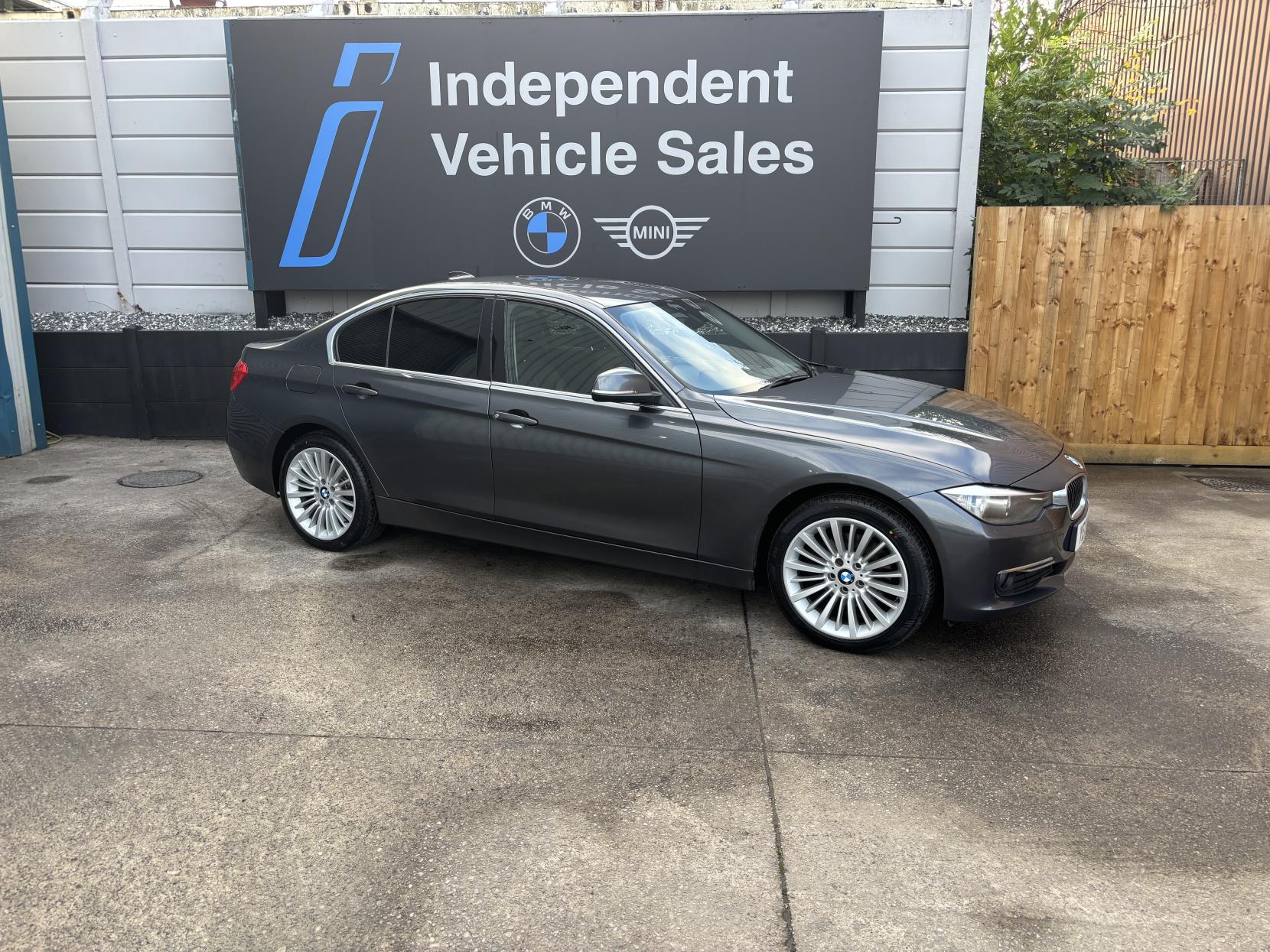 BMW 3 Series 2.0 320d Luxury Saloon 4dr Diesel Manual Euro 5 (s/s) (184 ps)