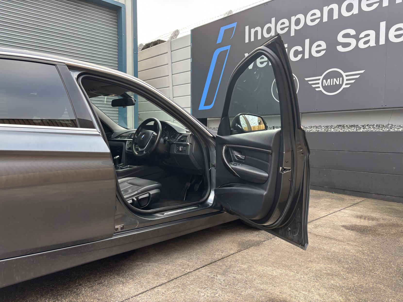 BMW 3 Series 2.0 320d Luxury Saloon 4dr Diesel Manual Euro 5 (s/s) (184 ps)