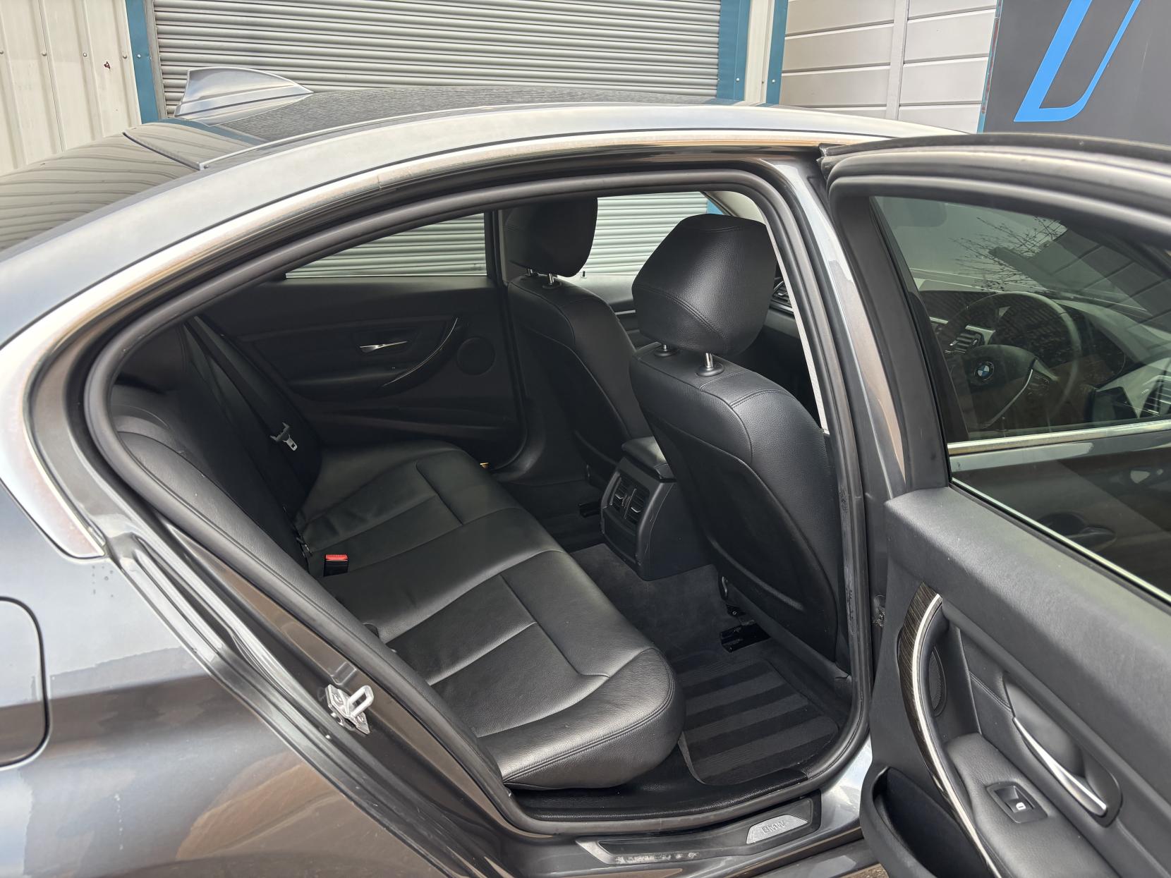 BMW 3 Series 2.0 320d Luxury Saloon 4dr Diesel Manual Euro 5 (s/s) (184 ps)