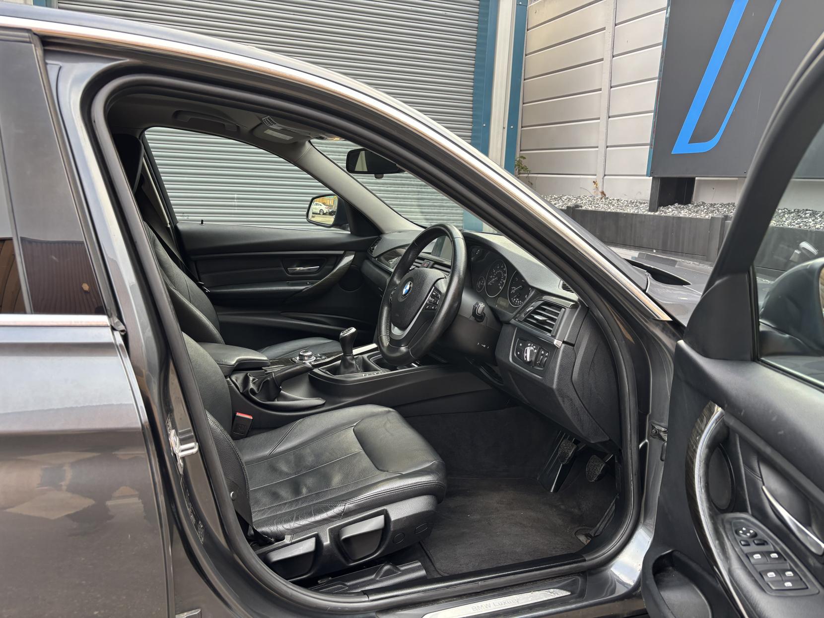 BMW 3 Series 2.0 320d Luxury Saloon 4dr Diesel Manual Euro 5 (s/s) (184 ps)