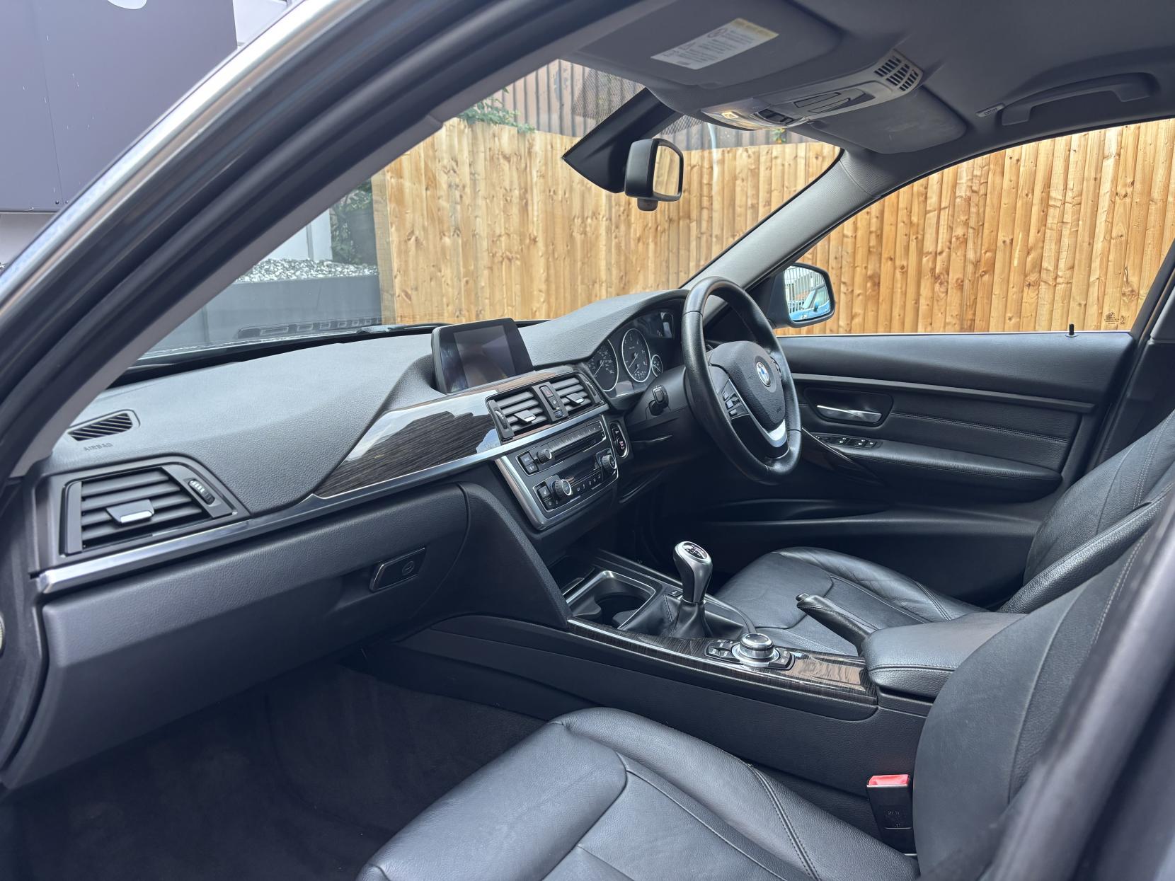 BMW 3 Series 2.0 320d Luxury Saloon 4dr Diesel Manual Euro 5 (s/s) (184 ps)