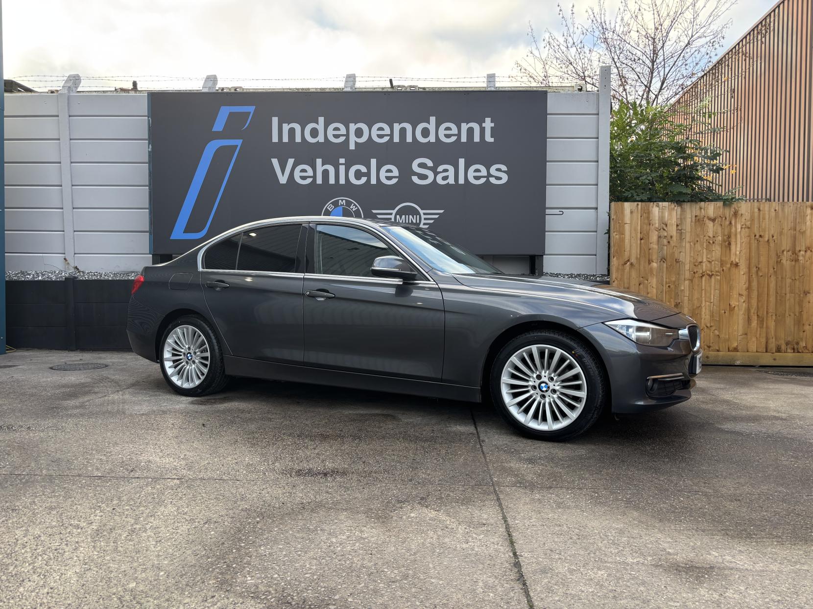 BMW 3 Series 2.0 320d Luxury Saloon 4dr Diesel Manual Euro 5 (s/s) (184 ps)