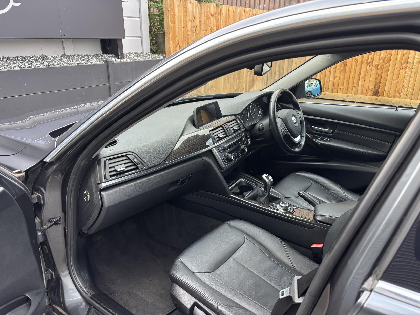 BMW 3 Series 2.0 320d Luxury Saloon 4dr Diesel Manual Euro 5 (s/s) (184 ps)