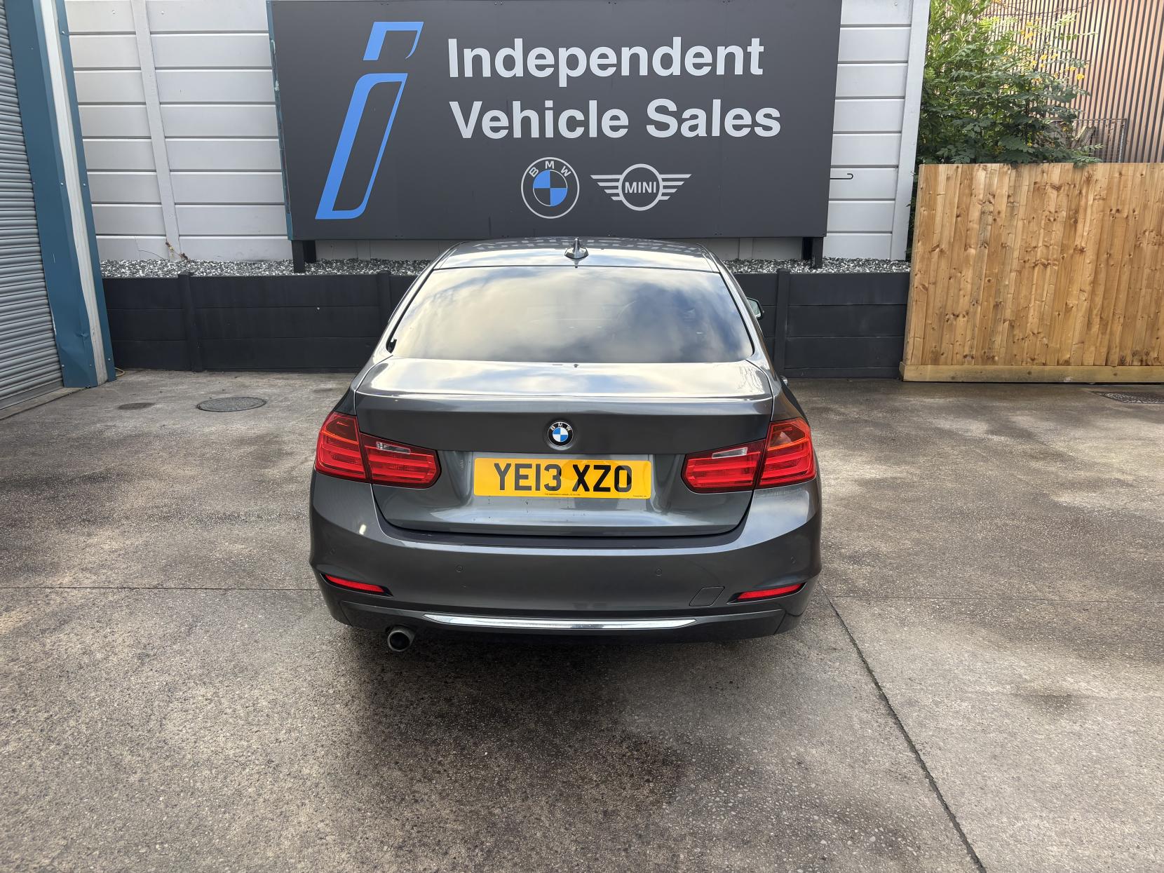 BMW 3 Series 2.0 320d Luxury Saloon 4dr Diesel Manual Euro 5 (s/s) (184 ps)