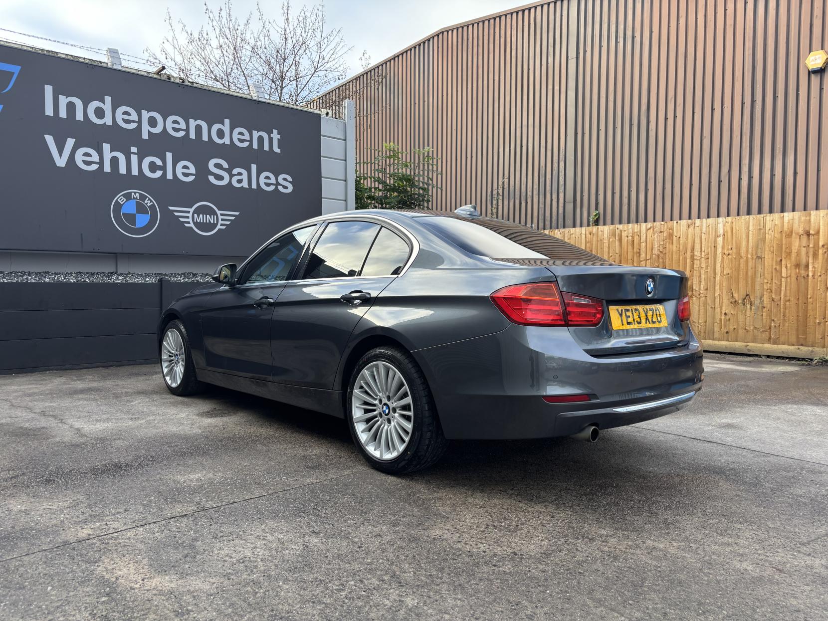 BMW 3 Series 2.0 320d Luxury Saloon 4dr Diesel Manual Euro 5 (s/s) (184 ps)