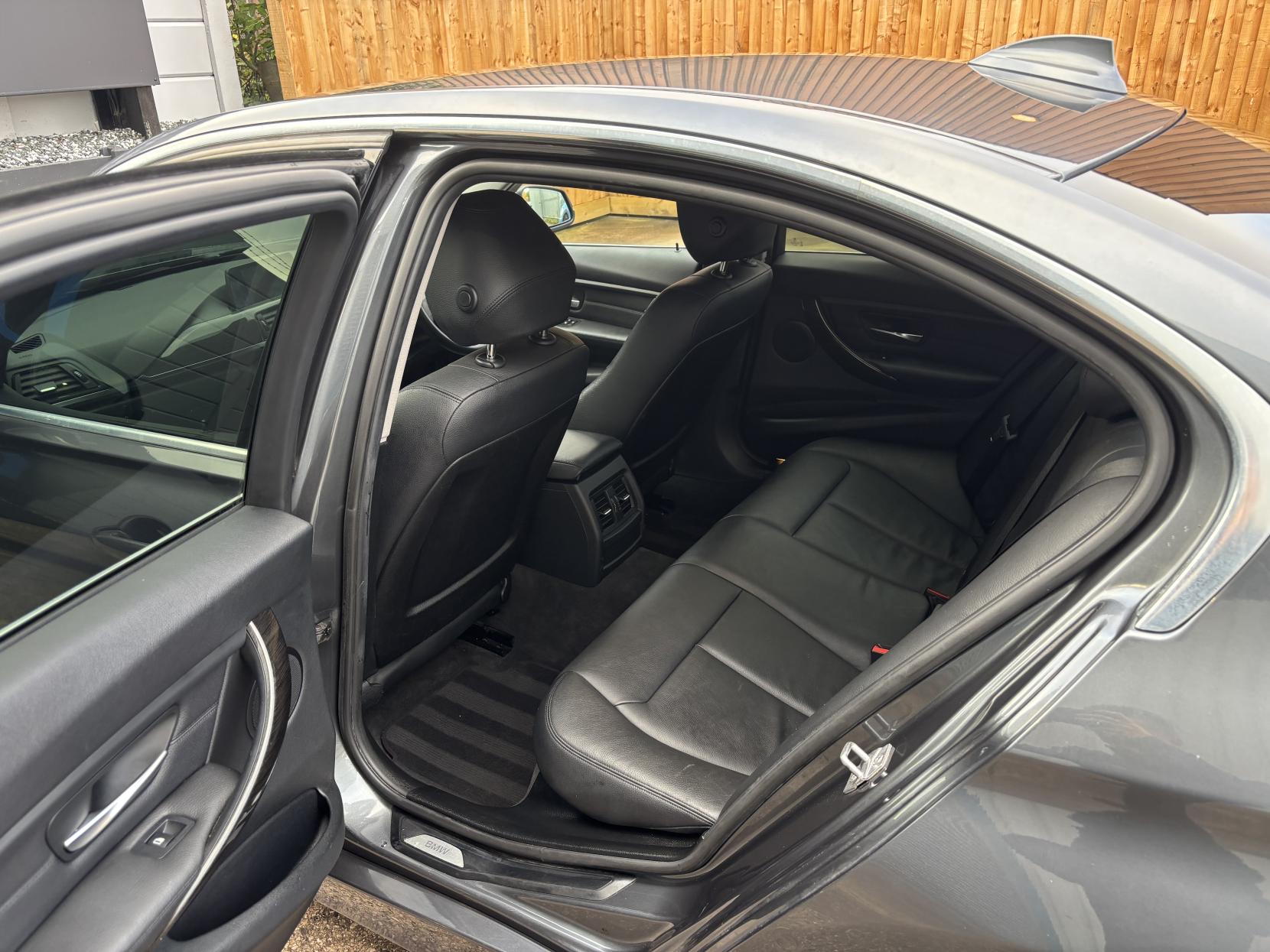 BMW 3 Series 2.0 320d Luxury Saloon 4dr Diesel Manual Euro 5 (s/s) (184 ps)