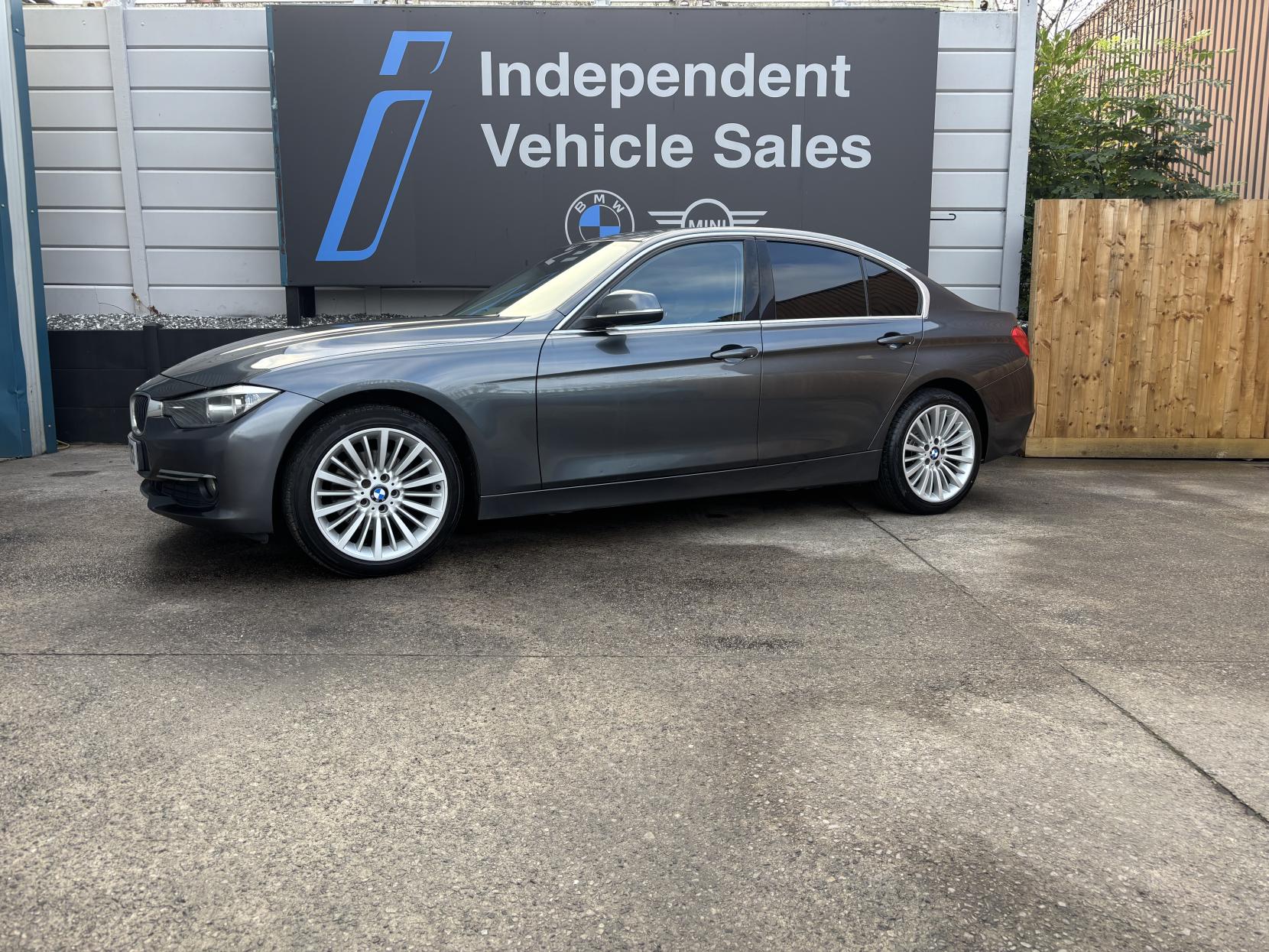 BMW 3 Series 2.0 320d Luxury Saloon 4dr Diesel Manual Euro 5 (s/s) (184 ps)