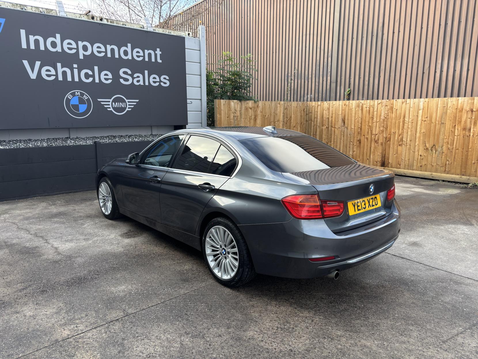 BMW 3 Series 2.0 320d Luxury Saloon 4dr Diesel Manual Euro 5 (s/s) (184 ps)