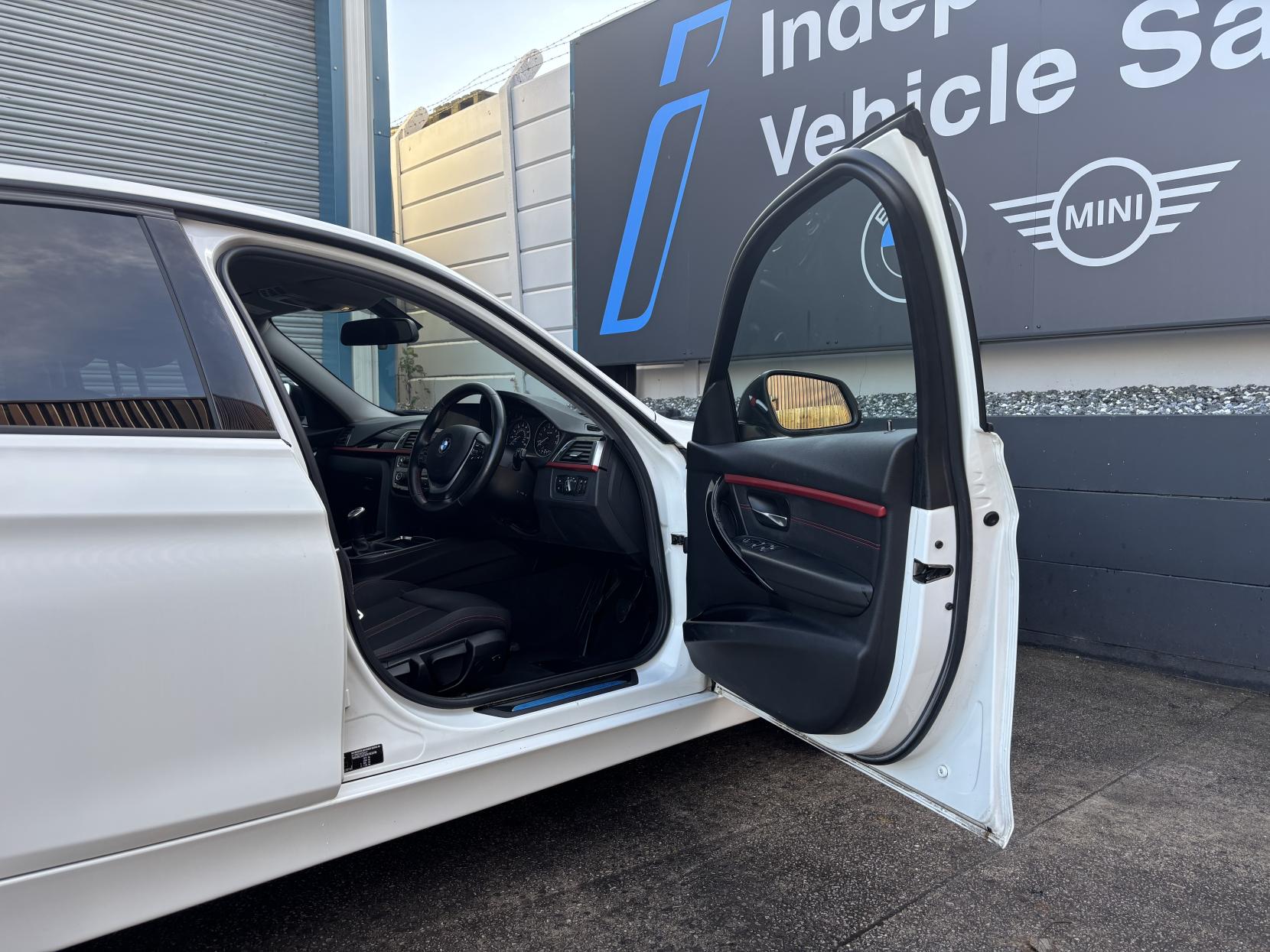 BMW 3 Series 1.5 318i Sport Saloon 4dr Petrol Manual Euro 6 (s/s) (136 ps)