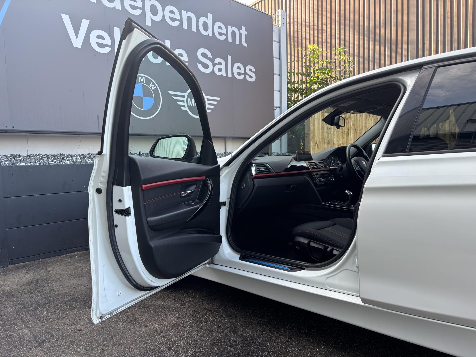 BMW 3 Series 1.5 318i Sport Saloon 4dr Petrol Manual Euro 6 (s/s) (136 ps)