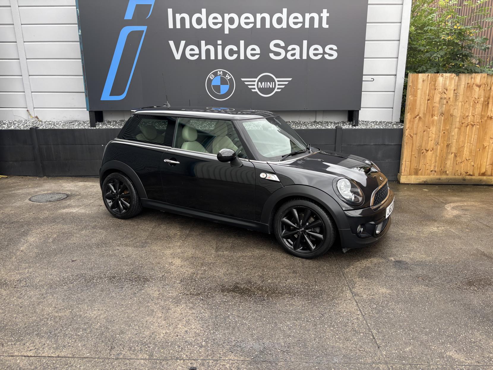 MINI Hatch 2.0 Cooper SD Hatchback 3dr Diesel Auto Euro 5 (143 ps)
