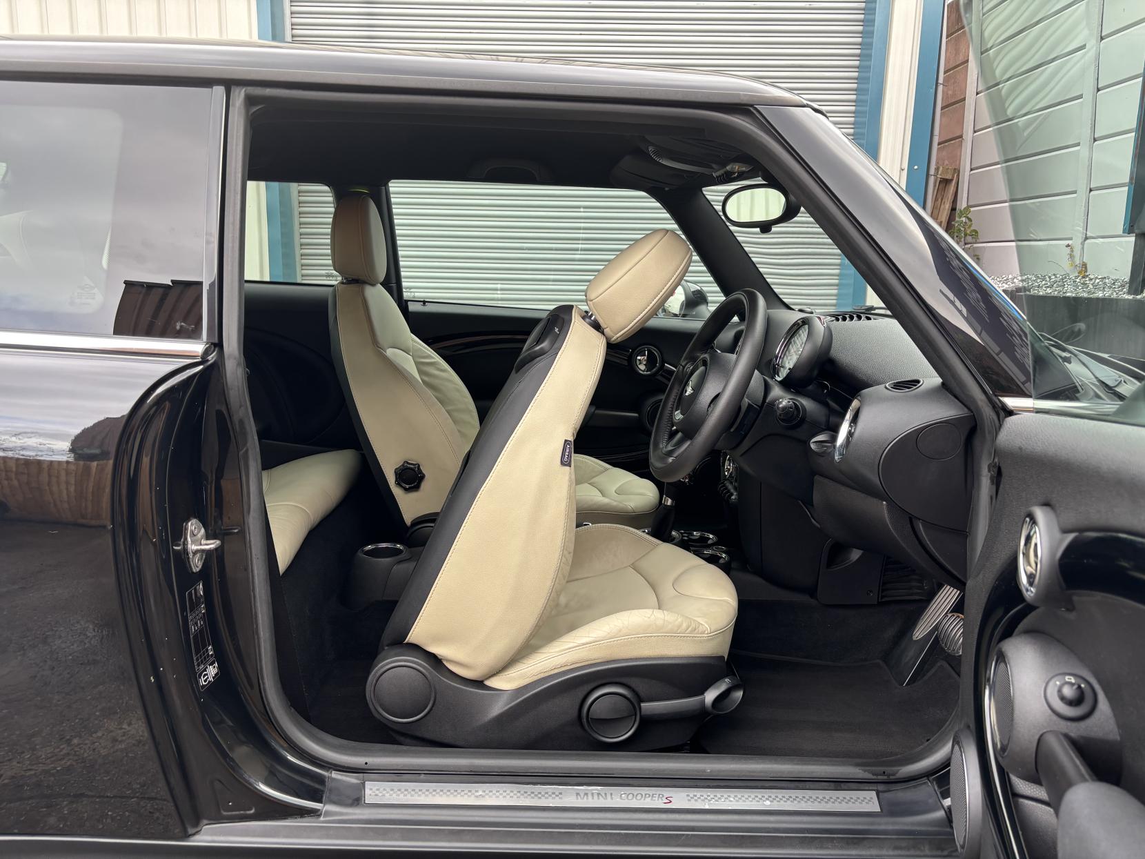 MINI Hatch 2.0 Cooper SD Hatchback 3dr Diesel Auto Euro 5 (143 ps)