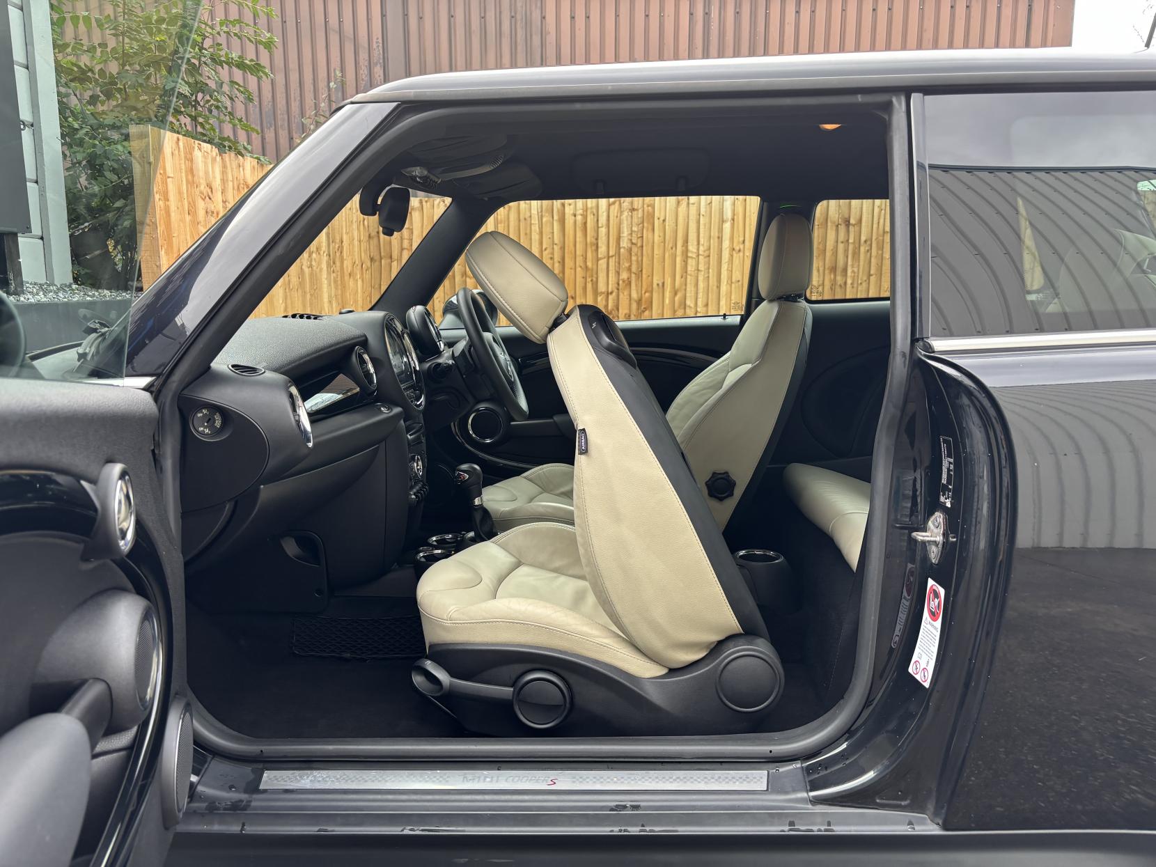 MINI Hatch 2.0 Cooper SD Hatchback 3dr Diesel Auto Euro 5 (143 ps)