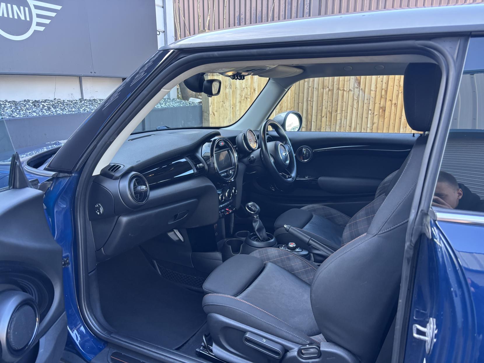 MINI Hatch 1.5 Cooper Seven Hatchback 3dr Petrol Auto Euro 6 (s/s) (136 ps)