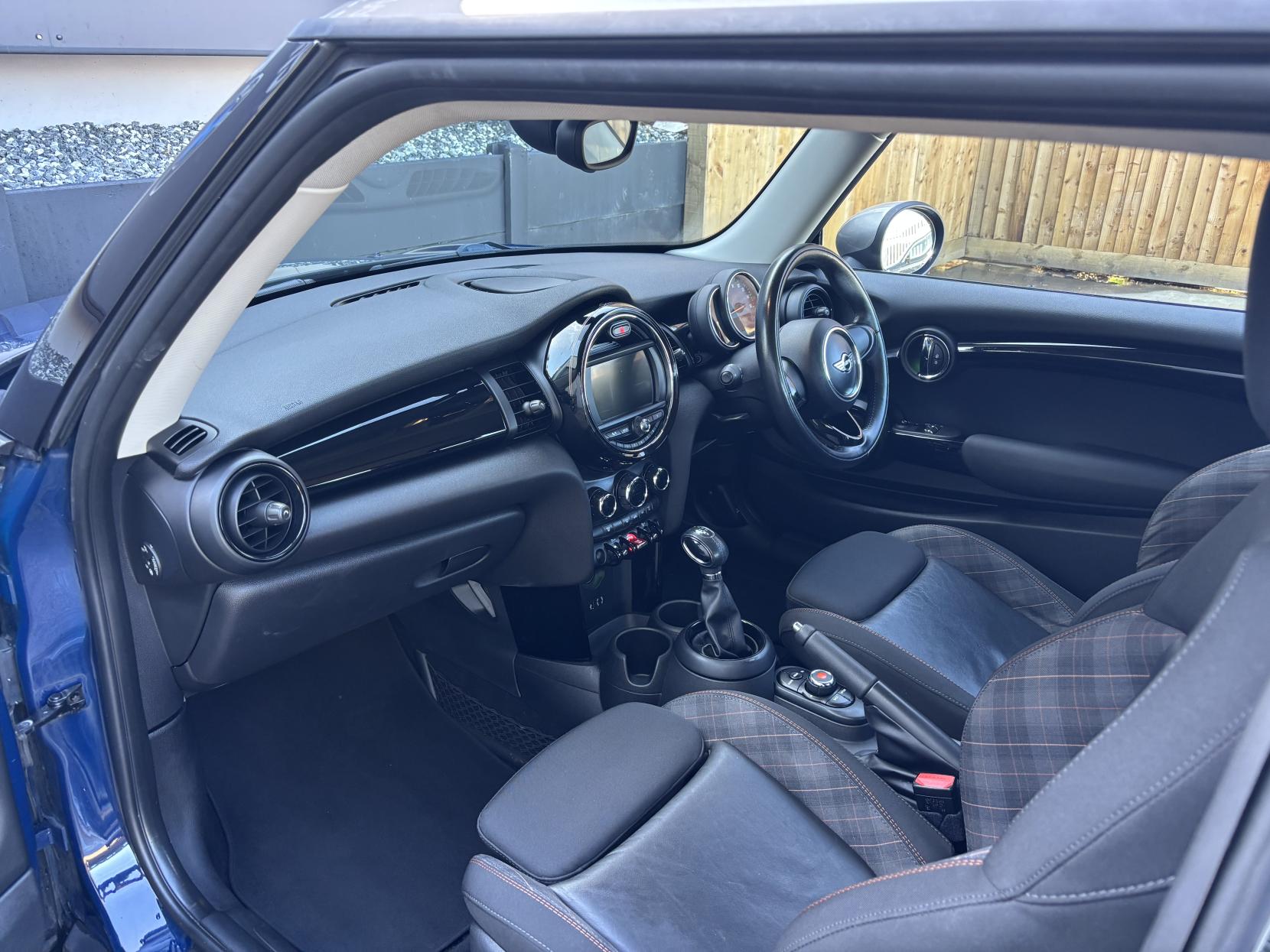 MINI Hatch 1.5 Cooper Seven Hatchback 3dr Petrol Auto Euro 6 (s/s) (136 ps)