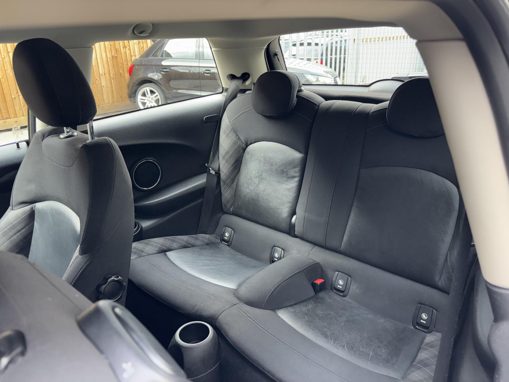 MINI Hatch 1.5 Cooper D Hatchback 3dr Diesel Manual Euro 6 (s/s) (116 ps)