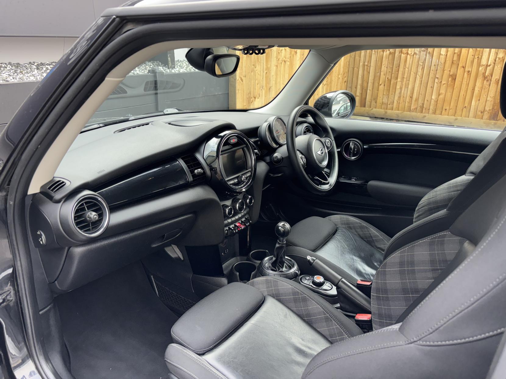 MINI Hatch 1.5 Cooper D Hatchback 3dr Diesel Manual Euro 6 (s/s) (116 ps)