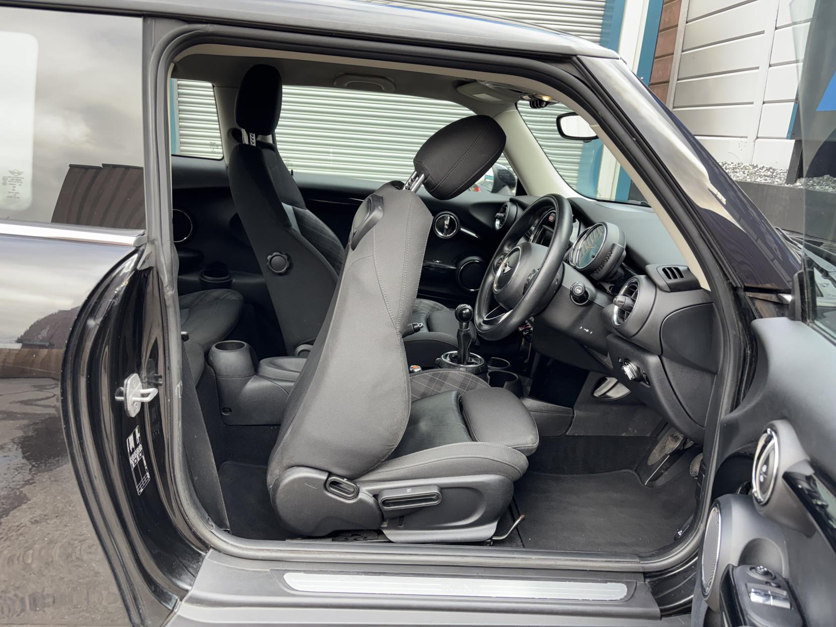 MINI Hatch 1.5 Cooper D Hatchback 3dr Diesel Manual Euro 6 (s/s) (116 ps)