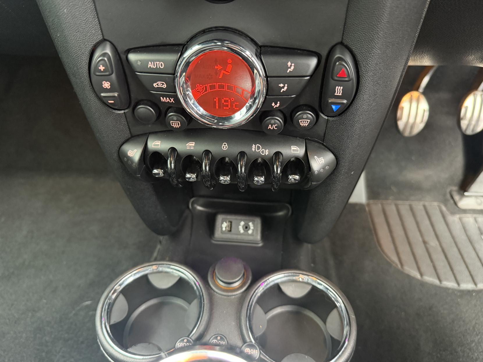 MINI Convertible 2.0 Cooper SD Convertible 2dr Diesel Manual Euro 5 (s/s) (143 ps)
